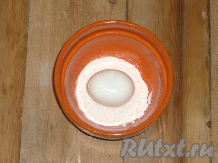 Для начала нужно сварить яйца всмятку (можно сварить и вкрутую, но яйца всмятку в панировке получаются особенно вкусными). Для того чтобы сварить яйца всмятку, в кипящую воду аккуратно с помощью ложки опускаем вымытые яйца и варим на небольшом огне 5-6 минут, затем достаем яйца и отправляем в холодную воду, чтобы легче было снять скорлупу. Для панировки приготовить три тарелки. В одну насыпать панировочные сухари, во вторую - муку, а в третью - разбить сырое яйцо и разболтать с щепоткой соли. Очищенные яйца обвалять сначала в муке.