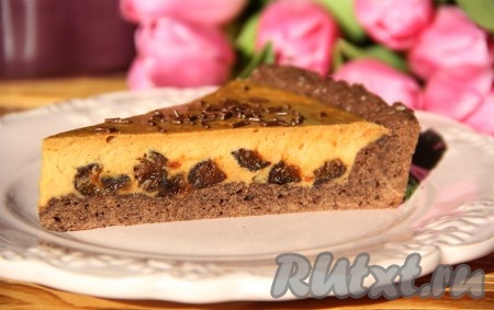 Вот такой мега аппетитный кусочек пирога с творогом и черносливом в разрезе.
