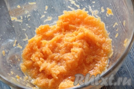 Мягкую запечённую тыкву (или морковку, или яблоки) пюрировать погружным блендером до получения однородной массы.