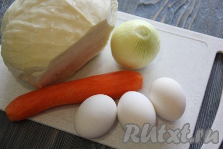 Приготовить продукты для начинки блинов. Лук и морковь очистить. Яйца сварить вкрутую (в течение 10 минут после начала кипения воды), остудить их и очистить.