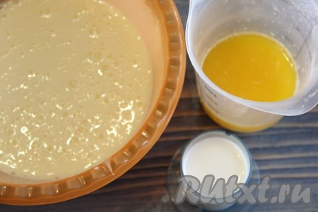Растопленное и слегка остывшее сливочное масло вместе с молоком добавить в яичную массу, ещё раз взбить.