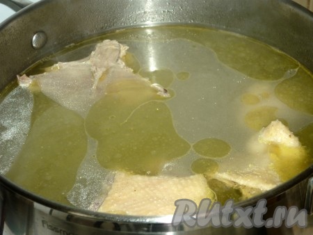 В кипящую воду выложить вымытое куриное мясо. Когда вода снова закипит, пену снять, огонь уменьшить и варить бульон до готовности мяса. 
