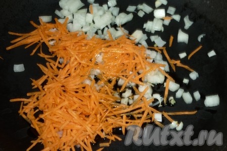 Лук, нарезанный кубиками, и натёртую на мелкой тёрке морковь обжарить в течение 2-3 минут на растительном масле, иногда помешивая. 
