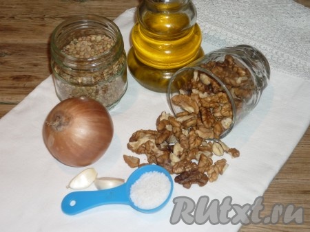 Подготовить продукты для приготовления паштета из чечевицы с грецкими орехами.