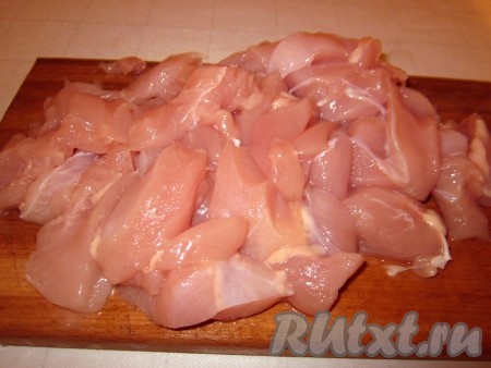 Куриное филе вымыть, обсушить и нарезать на небольшие кусочки. Большую часть куриного филе пробить блендером до получения однородной массы (или пропустить через мясорубку).