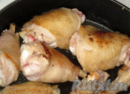 На разогретой сухой сковороде обжарить кусочки курицы, периодически переворачивая, до золотистой корочки со всех сторон.
