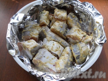 Рыбу нарезать кусочками (я готовила с костями, можно использовать рыбное филе). Смазать кусочки рыбы подготовленной горчичной смесью, выложить их в контейнер для готовки на пару, застеленный фольгой. Влить немного растительного масла.
