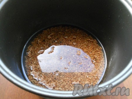 Для гарнира: гречневую крупу промыть и поместить ее в чашу мультиварки, влить холодную воду, добавить соль.
