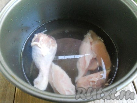 В чашу мультиварки поместить курицу, залить водой, всыпать соль.