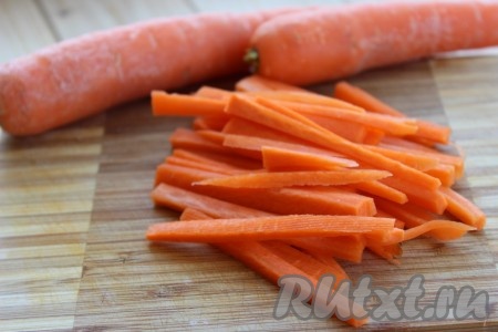 Морковь вымыть, очистить, нарезать на небольшие брусочки (или натереть на крупной тёрке).