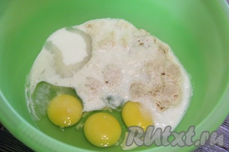 В глубокой миске соединить яйца, сахар и подошедшие дрожжи.