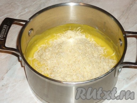 Сыр натереть на тёрке и добавить в соус. Перемешать, всыпать щепотку соли. С солью нужно не переборщить, потому что твердый сыр и так солёный. 
