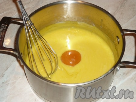 Желтки ввести в остывший соус, хорошо размешать до однородности. 
