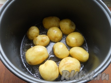Влить холодную воду. Вода должна доходить до половины размера картофелин. Картошку посолить немного.
