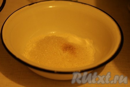 В миске смешать половину муки, сахар, дрожжи, соль и мускатный орех (если есть).

