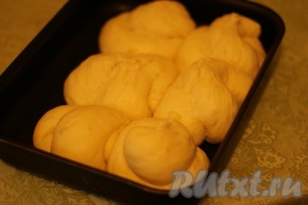 Накрыть форму пленкой и убрать картофелные булочки в теплое место на 1,5 часа.
