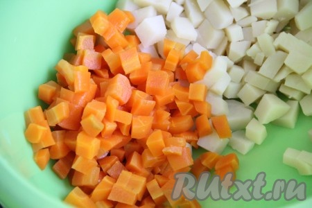 Морковь тоже нарезать на мелкие кубики и добавить к картошке.