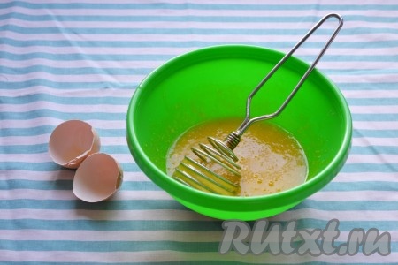 Взбиваем яйца с маслом в однородную массу.
