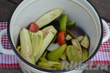 Сложить все овощи в кастрюлю, влить уксус и растительное масло, добавить соль.
