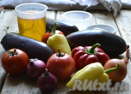 Подготовить продукты для приготовления салата из баклажанов, помидоров, лука и болгарского перца на зиму.
