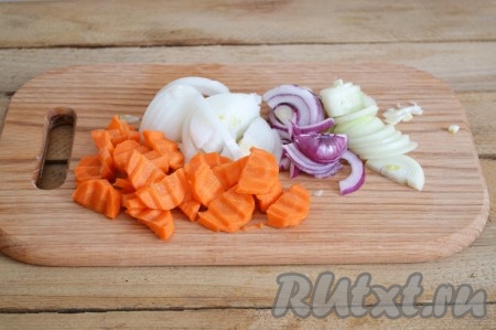 Полукольцами нарезаем лук и морковь.