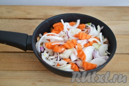 Добавляем лук и морковку в сковороду к грибам.
