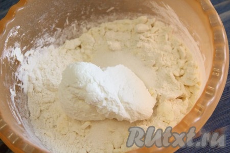  Масло с мукой перетереть руками в крошку, затем добавить сахар, творог и ванильный сахар.