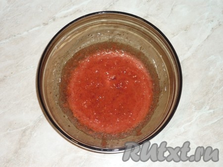 Клубнику поместить в чашу блендера и пюрировать. Если ягоды не очень сладкие, можно добавить немного сахара или сахарной пудры. 
