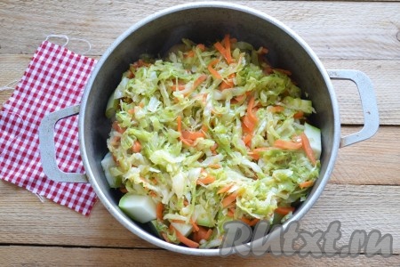 Морковь и капусту выкладываем к картошке и кабачкам.
