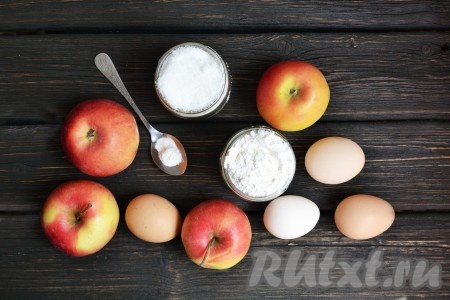 Подготовим все необходимые ингредиенты для приготовления простой шарлотки с яблоками в духовке.
