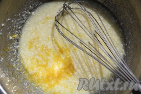Яйца взбить с сахаром, кефиром, цедрой лимона и солью.
