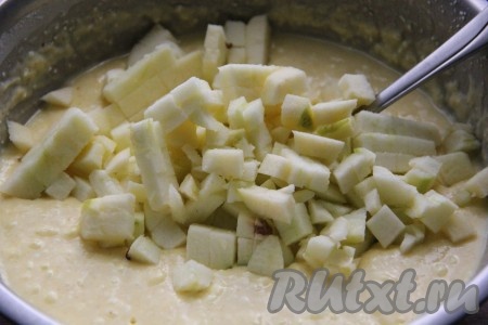 Яблоко нарезать кубиками (при желании кожуру можно снять), добавить в тесто, перемешать.