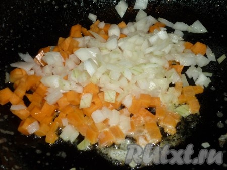 Пока картофель варится, очистить лук и морковь, нарезать овощи мелкими кубиками и поджарить в течение 5 минут на сливочном масле, периодически помешивая. 
