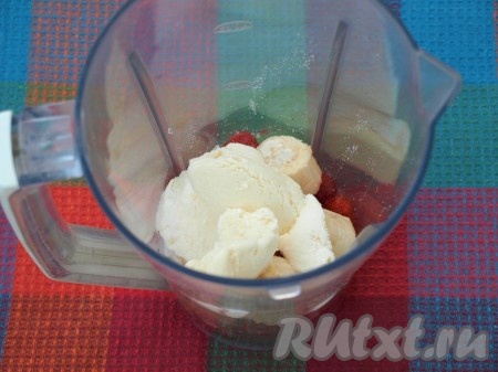 Клубнику и банан сложить в чашу блендера, добавить к ним сахар и мороженое.
