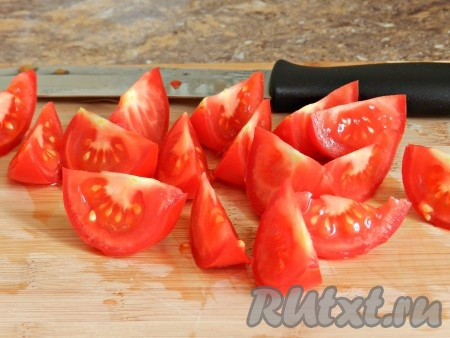 Нарезать помидоры дольками.