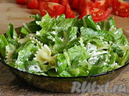 Заправить салат с макаронами охлажденным соусом, перемешать.
