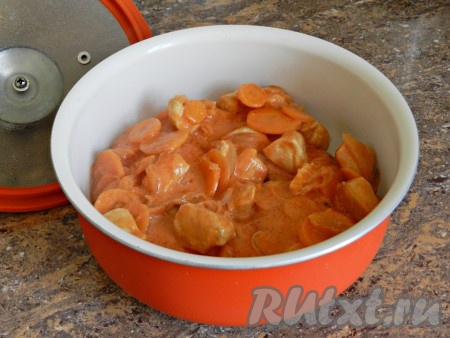 Переложить курицу в соусе к кабачкам, добавить нарезанный чеснок, перемешать и тушить до готовности, примерно ещё 15-20 минут.
