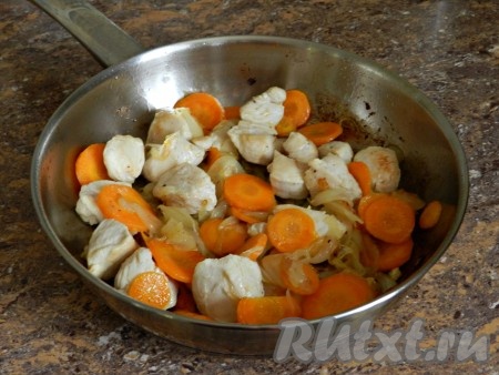Обжарить филе с овощами, не забывая периодически перемешивать, в течение нескольких минут (мясо должно приобрести золотистую корочку).
