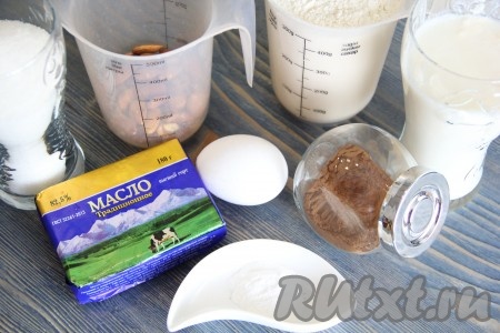 Подготовить продукты для приготовления кексов с корицей на кефире.
