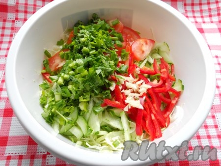 Также добавить в салат измельченную зелень (побольше) и измельченный молодой чеснок.