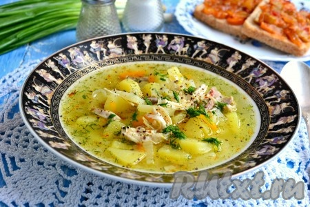 Готовый очень вкусный картофельный суп с курицей разлить по тарелкам, немного поперчить, посыпать зеленью и подать к столу.