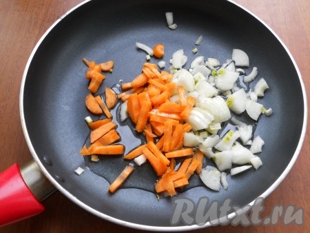 Лук и морковь очистить, нарезать кусочками, поместить в сковороду с растительным маслом.
