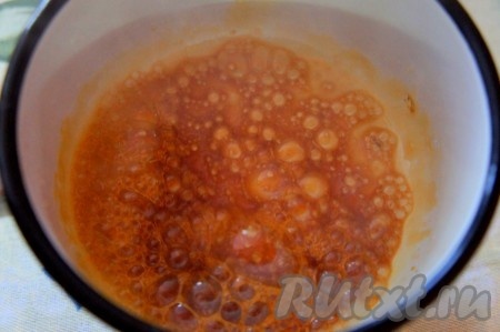 Поставить на плиту и нагреть "карамель" до коричневого цвета при постоянном помешивании.
