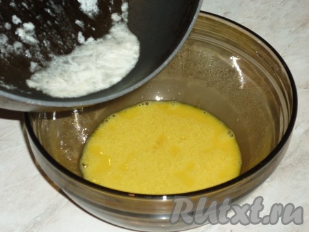 Горячее сливочное масло тонкой струйкой ввести во взбитые яйца и тщательно перемешать, чтобы яйца не свернулись. 
