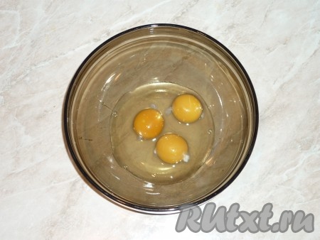 

Яйца разбить в миску, добавить щепотку соли 