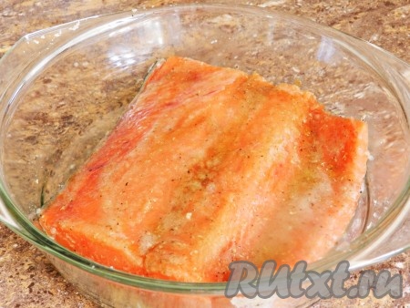 Половину рыбу натереть смесью соли, сахара и специй. Смазать смесью масла и вустерского соуса.