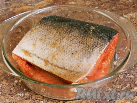 Тоже самое сделать со второй половиной рыбы, сложить половинки вместе. Поместить кету в удобную посуду, лучше всего в стеклянную, накрыть крышкой. Оставить на 2-3 часа при комнатной температуре, затем убрать в холодильник на сутки или более.
