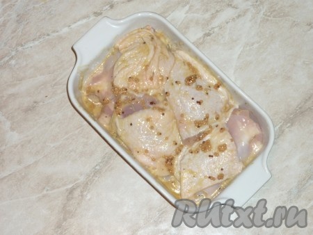 Накрыть форму с мясом пищевой плёнкой и отправить в холодильник на 1 час. По истечении времени пищевую плёнку убрать.