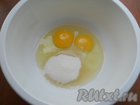 К яйцам добавить ванилин и сахар.