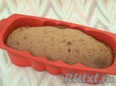 Нагреть духовку до 180 градусов и печь шоколадный кекс с ягодами 45-50 минут. Тесто великолепно поднимается.
